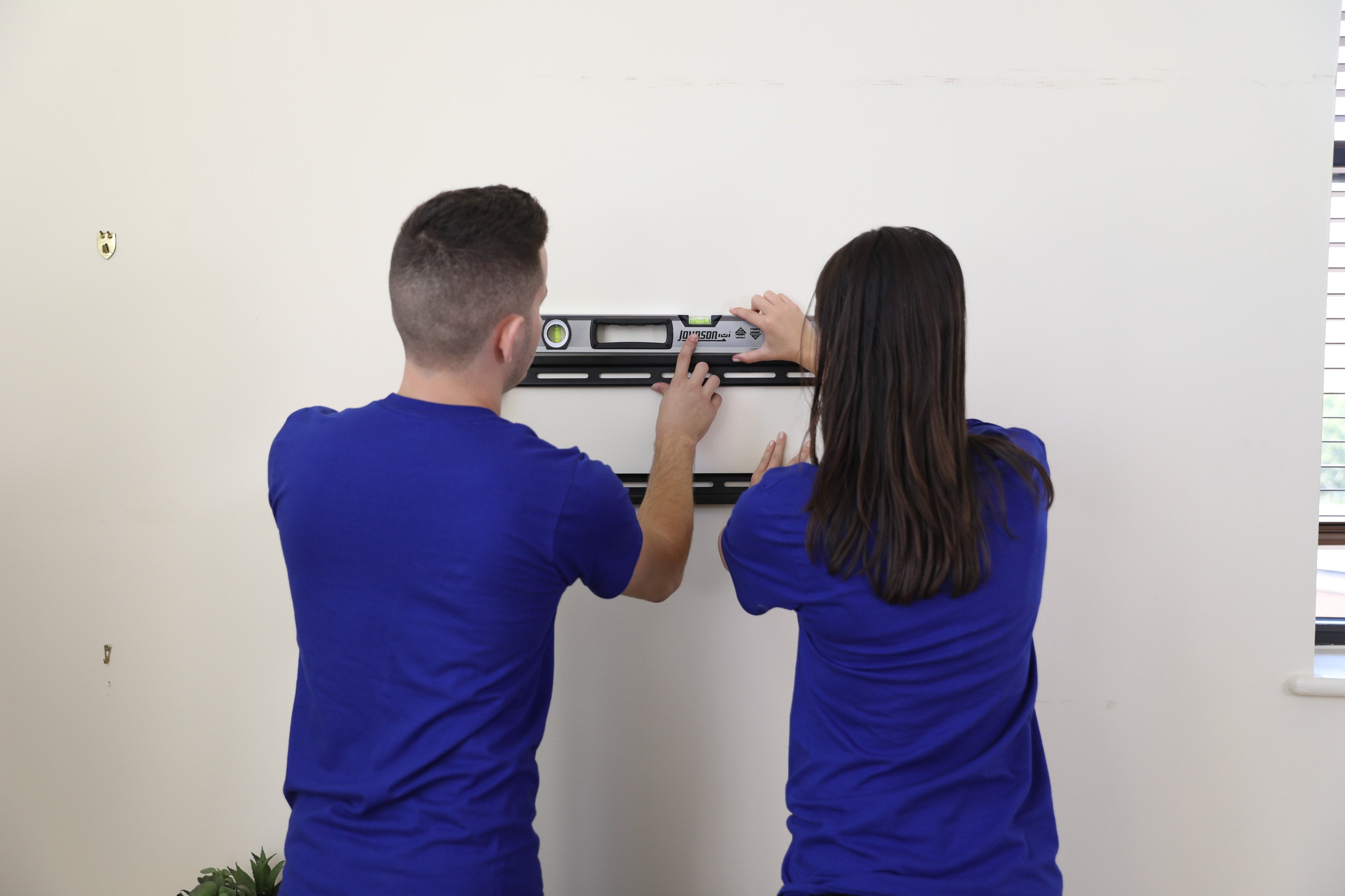 Puls technicians preparing tv wall mount