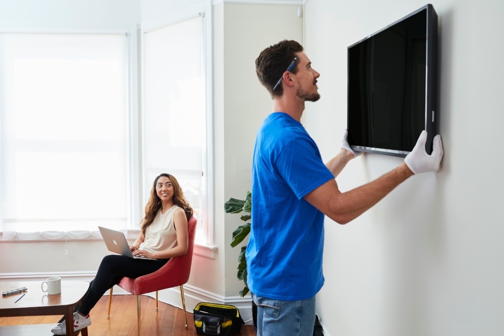 TV mounting technician